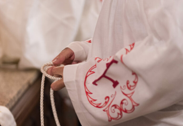 El arzobispo de San Antonio (Texas) destituye a un sacerdote por llamar “usurpador” al papa