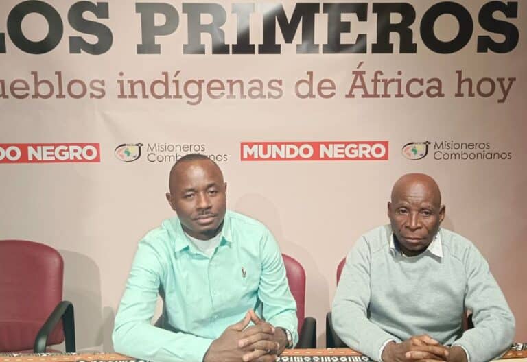 Representantes de las dos asociaciones de pigmeos baka de Camerún premiadas por Mundo Negro