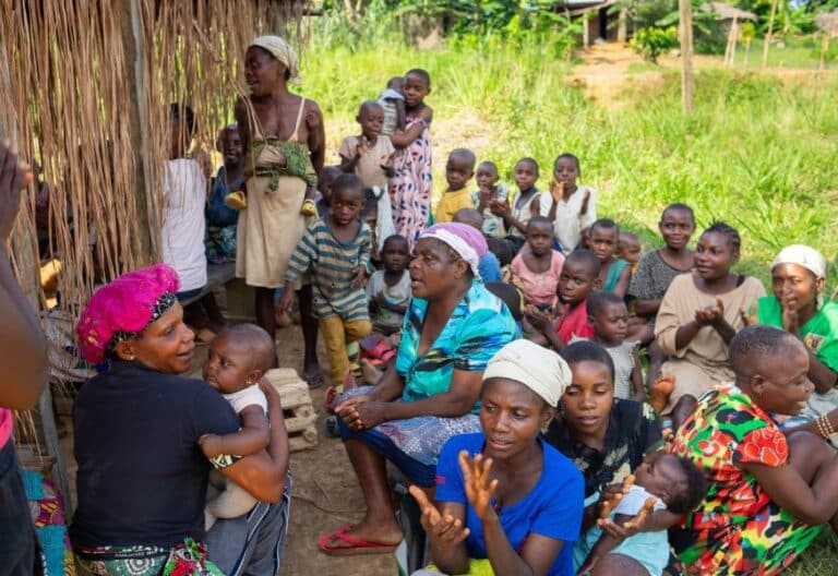 Pigmeos baka en Mintom, Camerún (fuente: Enrique Bayo - Mundo Negro)