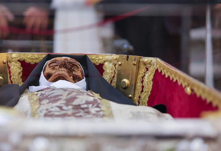 90.000 personas han visitado la exposición del cuerpo de santa Teresa en Alba de Tormes
